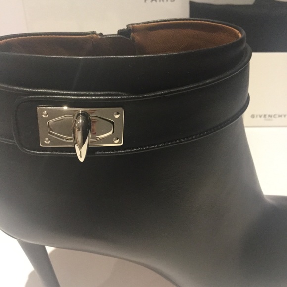 📌 SOLD📌 GIVENCHY SHARK-TOOTH TURN-LOCK BOOTS. - Picture 2 of 8